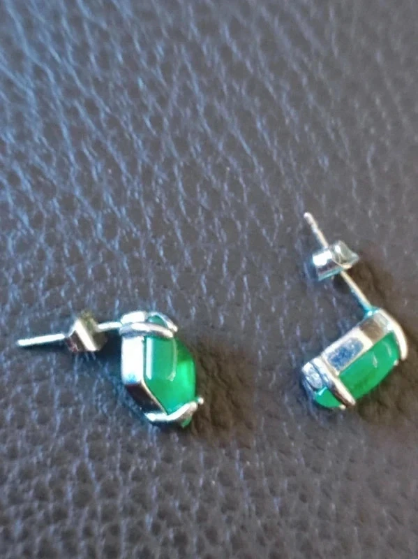 Brinco prateado e pedra verde novo – photo 3